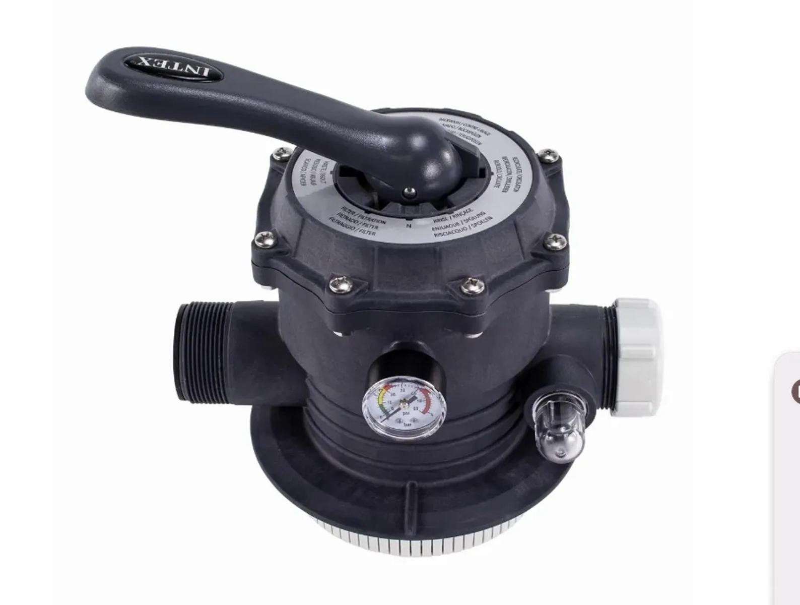 Ein schwarzes Intex Pool-Filterventil mit Griff, Manometer und Anschlüssen auf weißem Hintergrund.