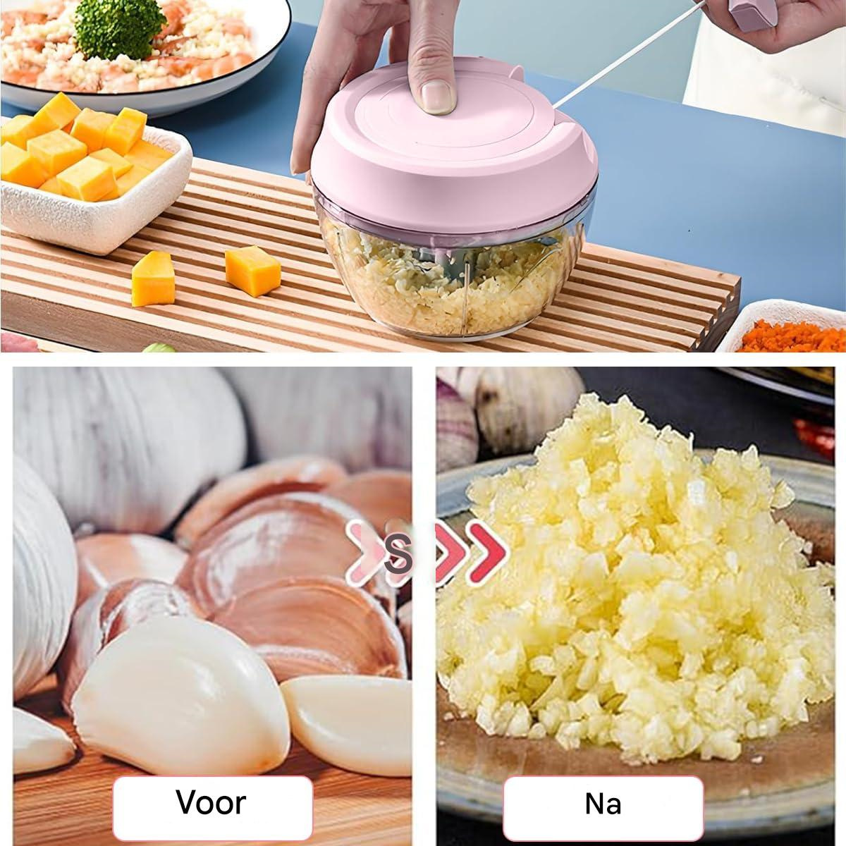 Hand zieht an der Schnur eines rosa Hand-Gemüseschneiders, mit gehacktem Knoblauch und Gemüse ringsherum.