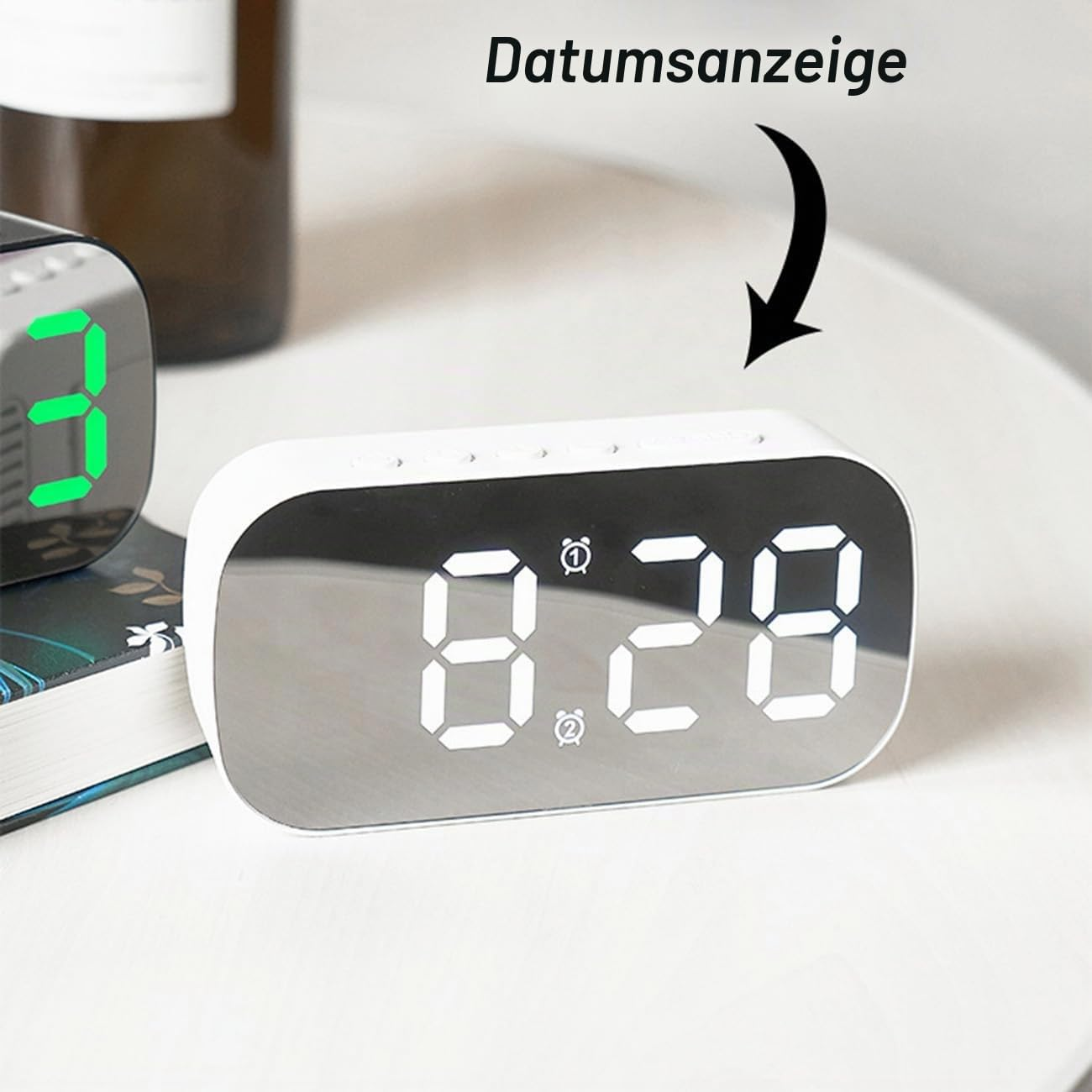 Ein weißer Digitalwecker mit gespiegelter Anzeige zeigt 8:28 auf einem Tisch, mit einem Pfeil und dem Text Datumsanzeige.