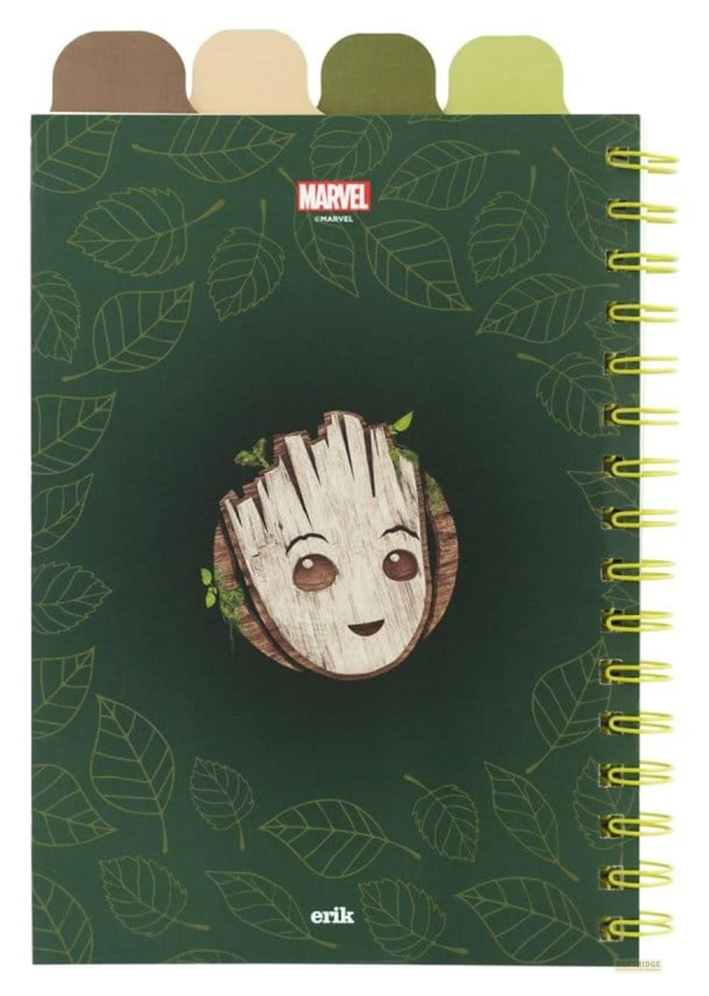 Gr ünes Marvel-Notizbuch mit Groot-Gesicht in der Mitte, Blättern, gelber Ringbindung und bunten Registerkarten.