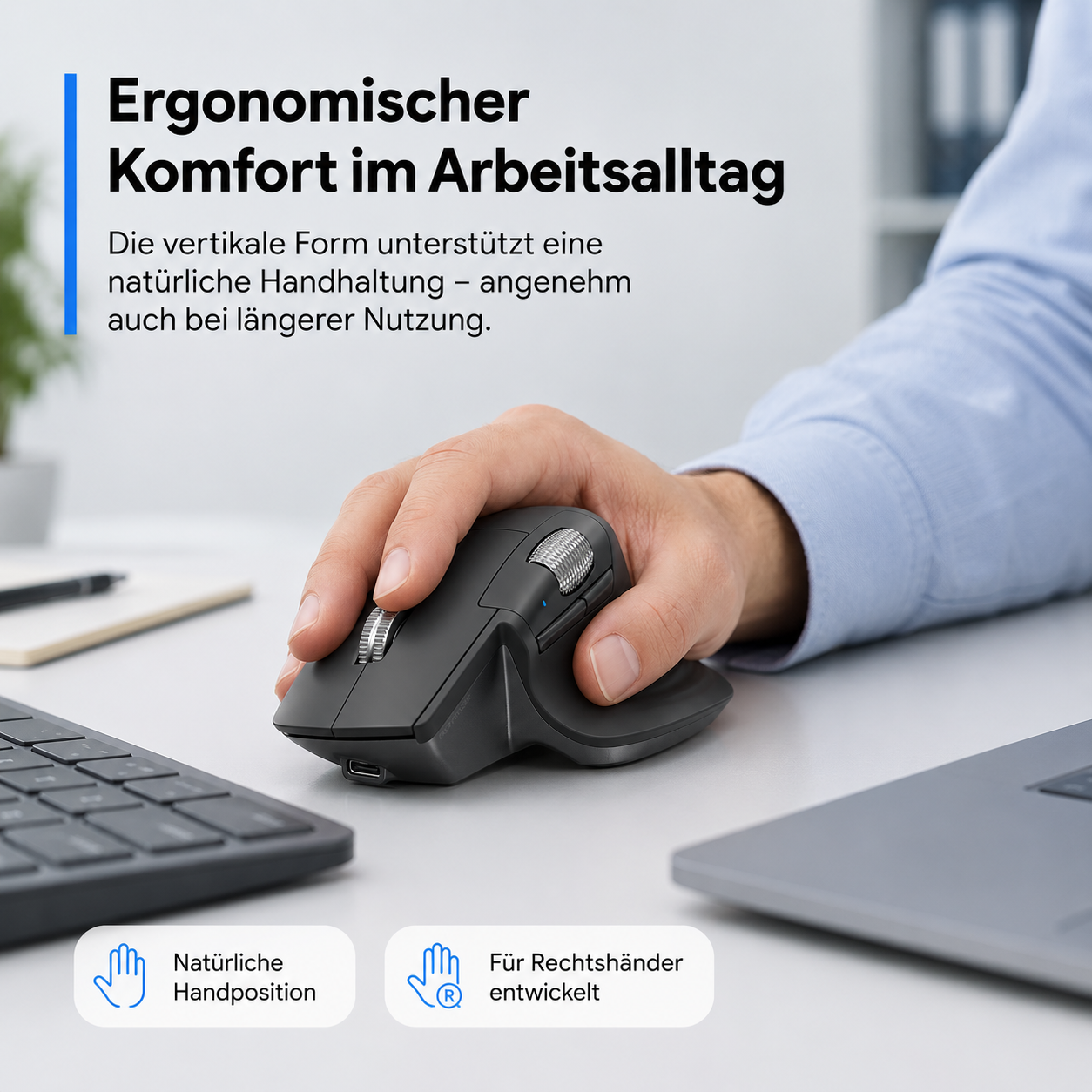 Hand bedient eine ergonomische vertikale Computermaus auf einem hellen Schreibtisch.