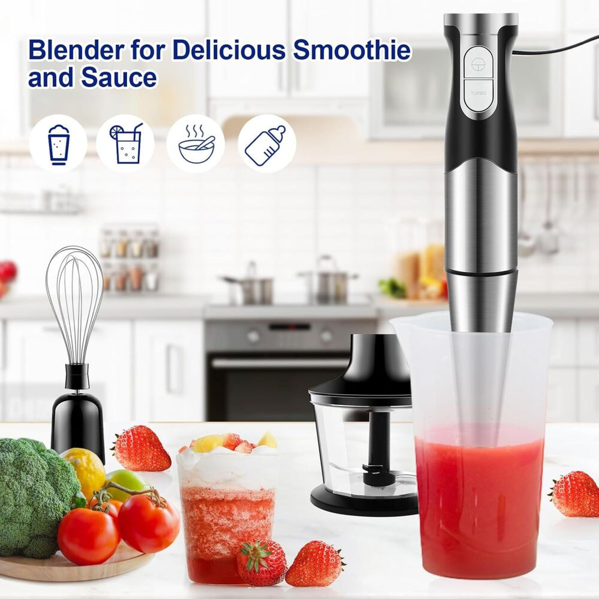 Edelstahl-Stabmixer mit Becher, Schneebesen und Zerkleinerer auf einer Küchentheke mit frischem Obst und Gemüse.