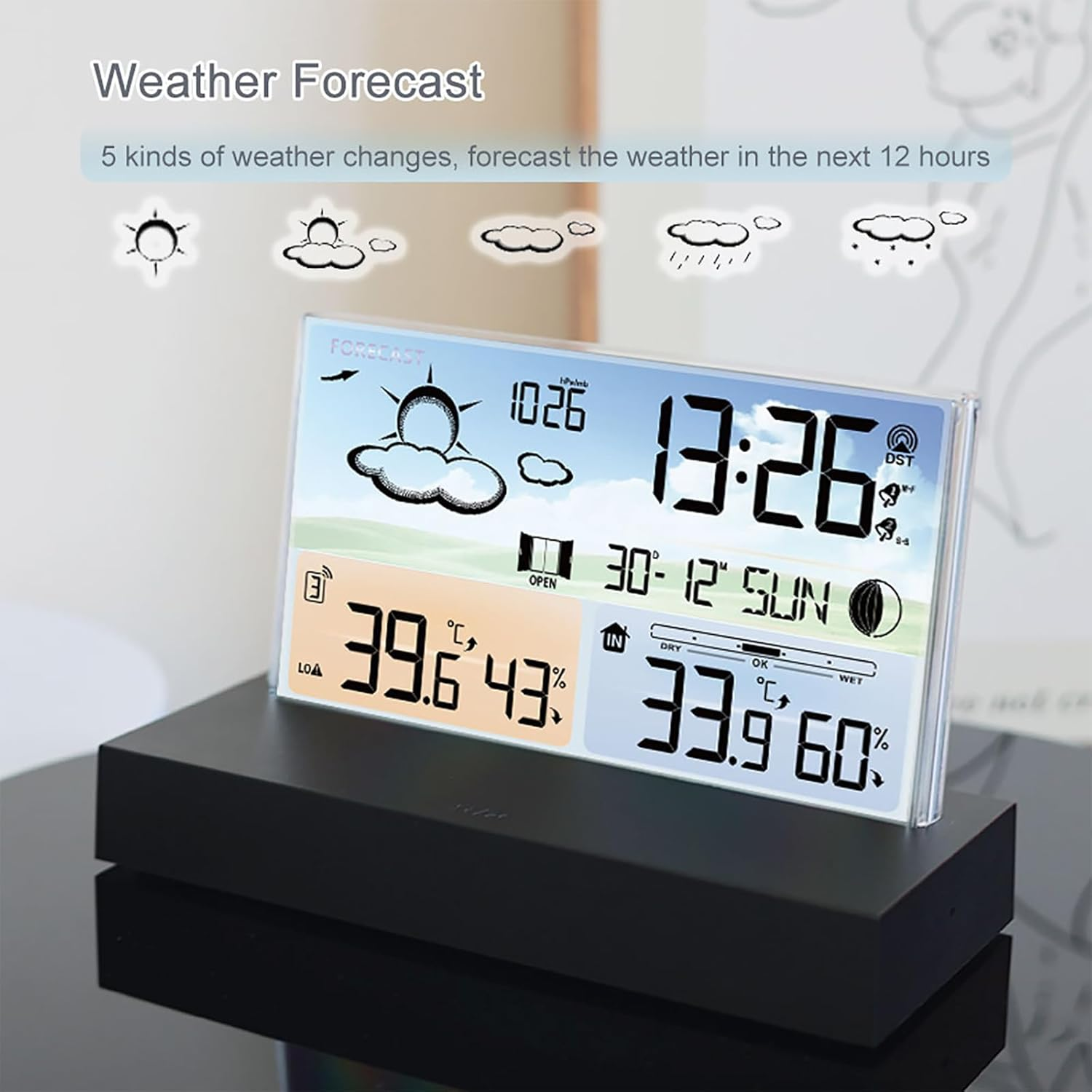Digitale Wetterstation auf schwarzem Sockel zeigt Uhrzeit, Datum, Temperatur und Feuchtigkeit an.