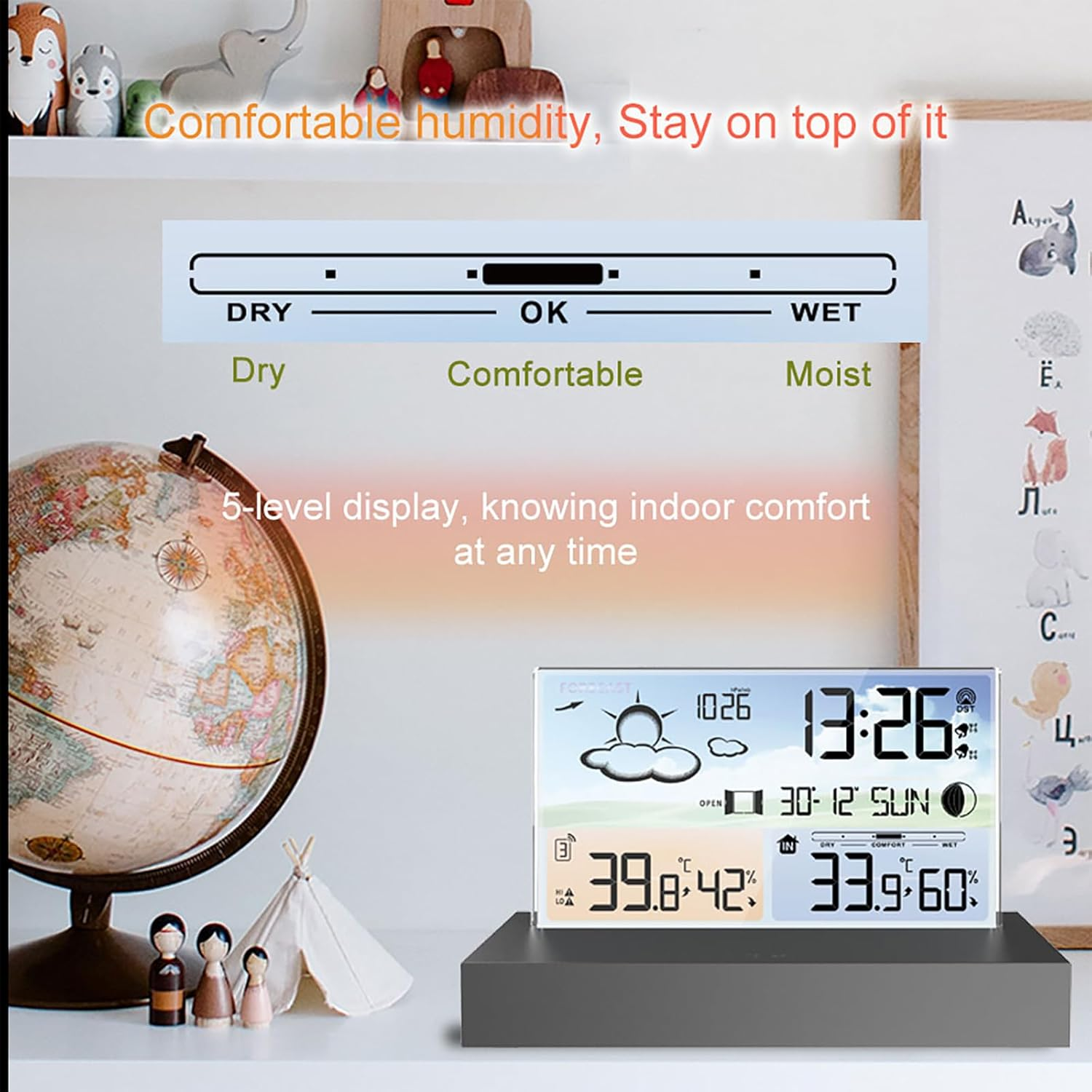 Digitale Wetterstation auf einem grauen Sockel, neben einem Globus und Holzfiguren.