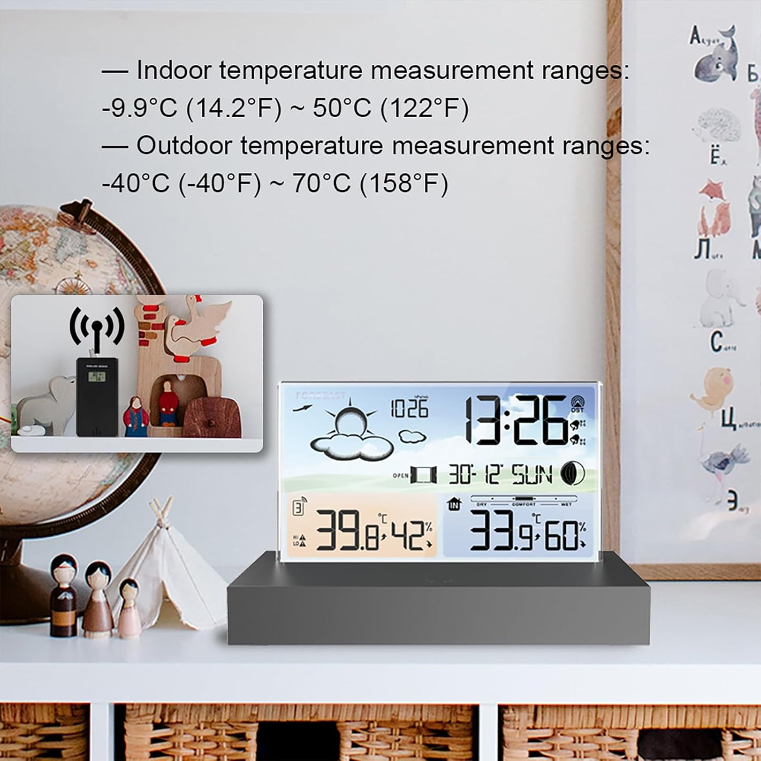 Digitale Wetterstation auf einem Regal mit Innen- und Aussentemperaturangaben.