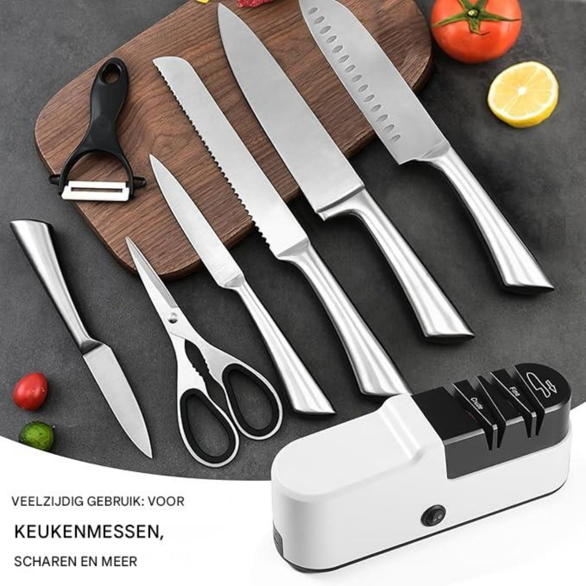 Ein Set aus Küchenmessern, Schere, Sparschäler und Schleifer auf dunklem Grund.