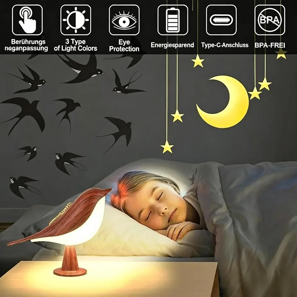 Ein Kind schläft friedlich in einem Bett, während eine vogelshaped Nachttischlampe leuchtet.