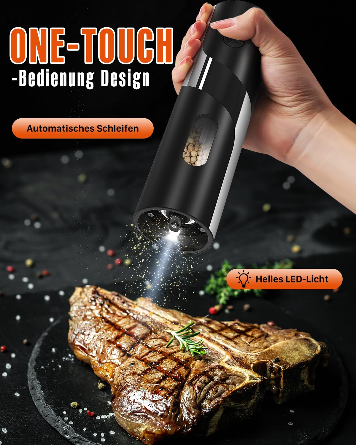 Hand hält einen automatischen schwarzen Pfefferstreuer, der Gewürze auf ein Steak streut.