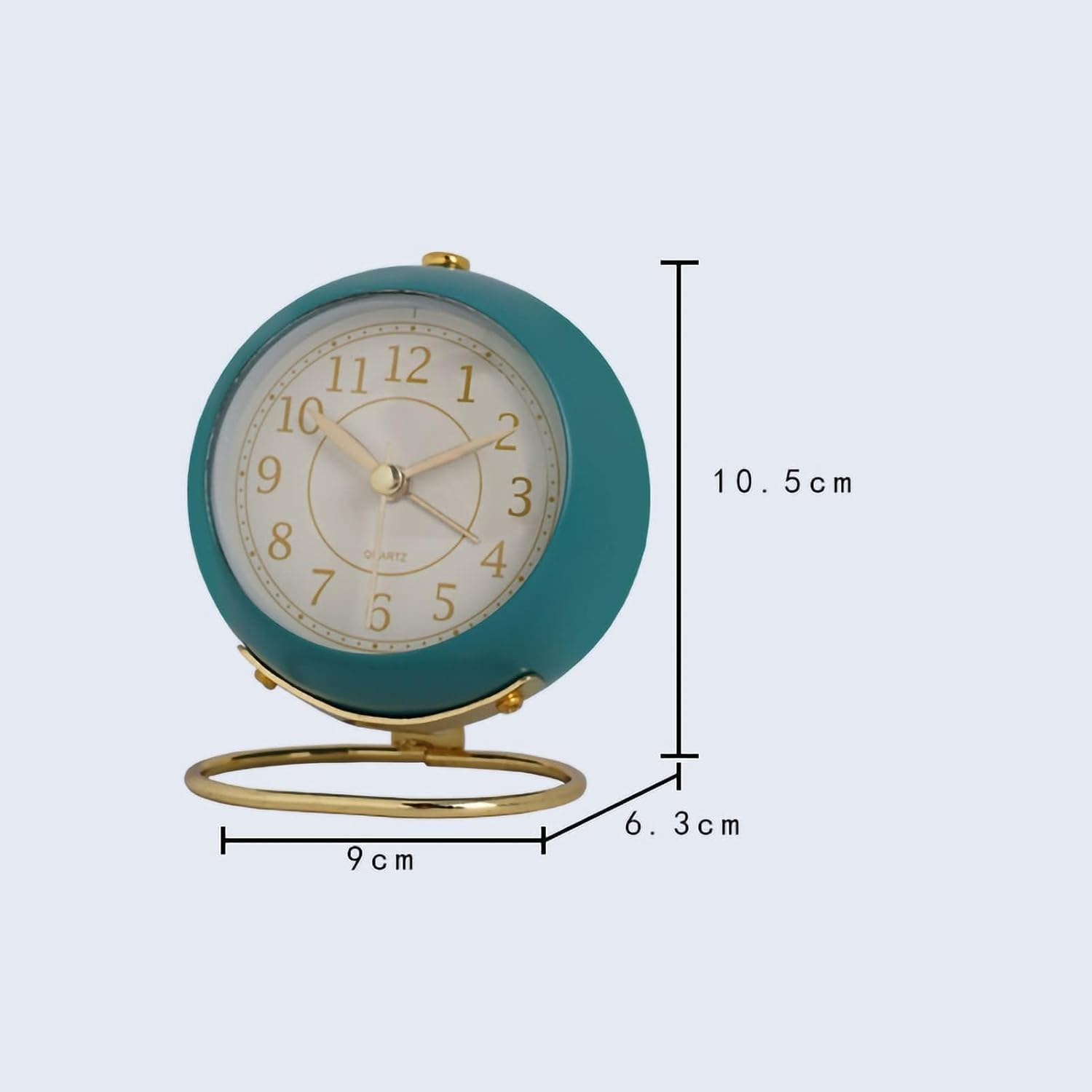 Türkisfarbener Wecker auf einem runden goldenen Ständer mit Maßen von 10,5 cm Höhe und 9 cm Breite.