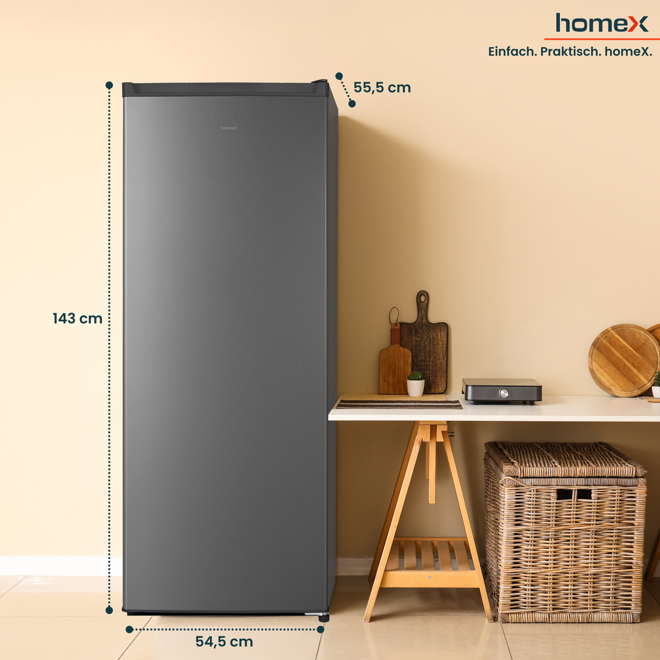 Grauer homEx Gefrierschrank mit Maßangaben in cm: 143 Höhe, 54,5 Breite, 55,5 Tiefe, neben einem Holztisch.