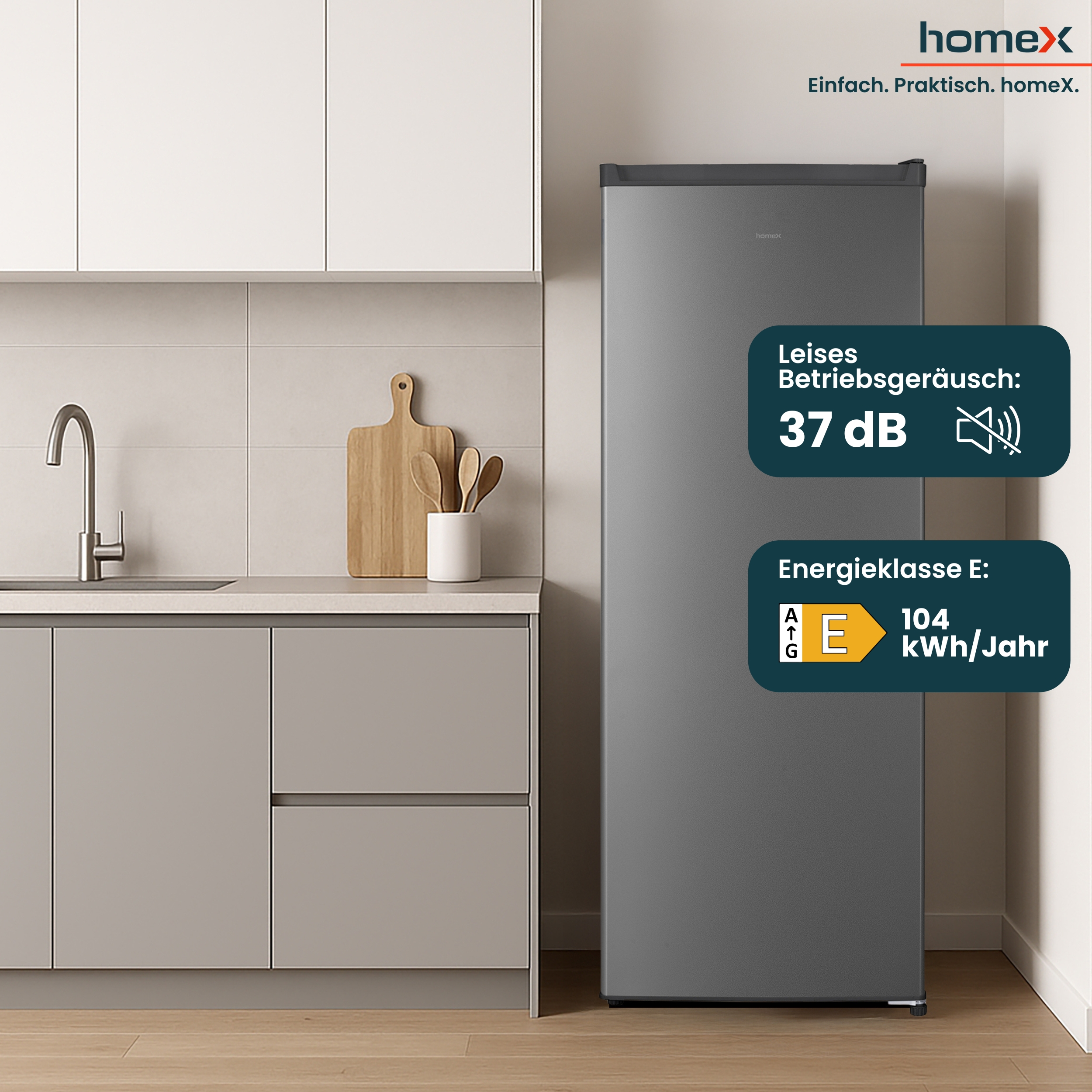 Ein grauer Kühlschrank in einer modernen Küche mit Holzböden, grauen Schränken und Infotexten.