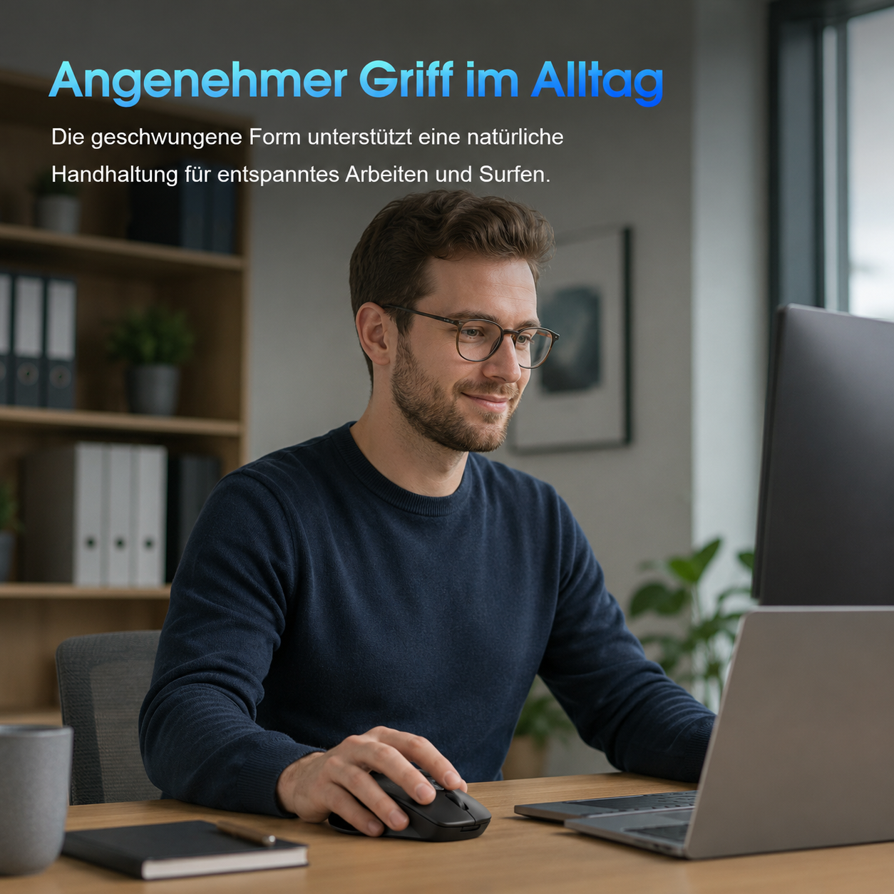 Ein Mann mit Brille sitzt am Schreibtisch, arbeitet am Laptop und benutzt eine ergonomische Computermaus.