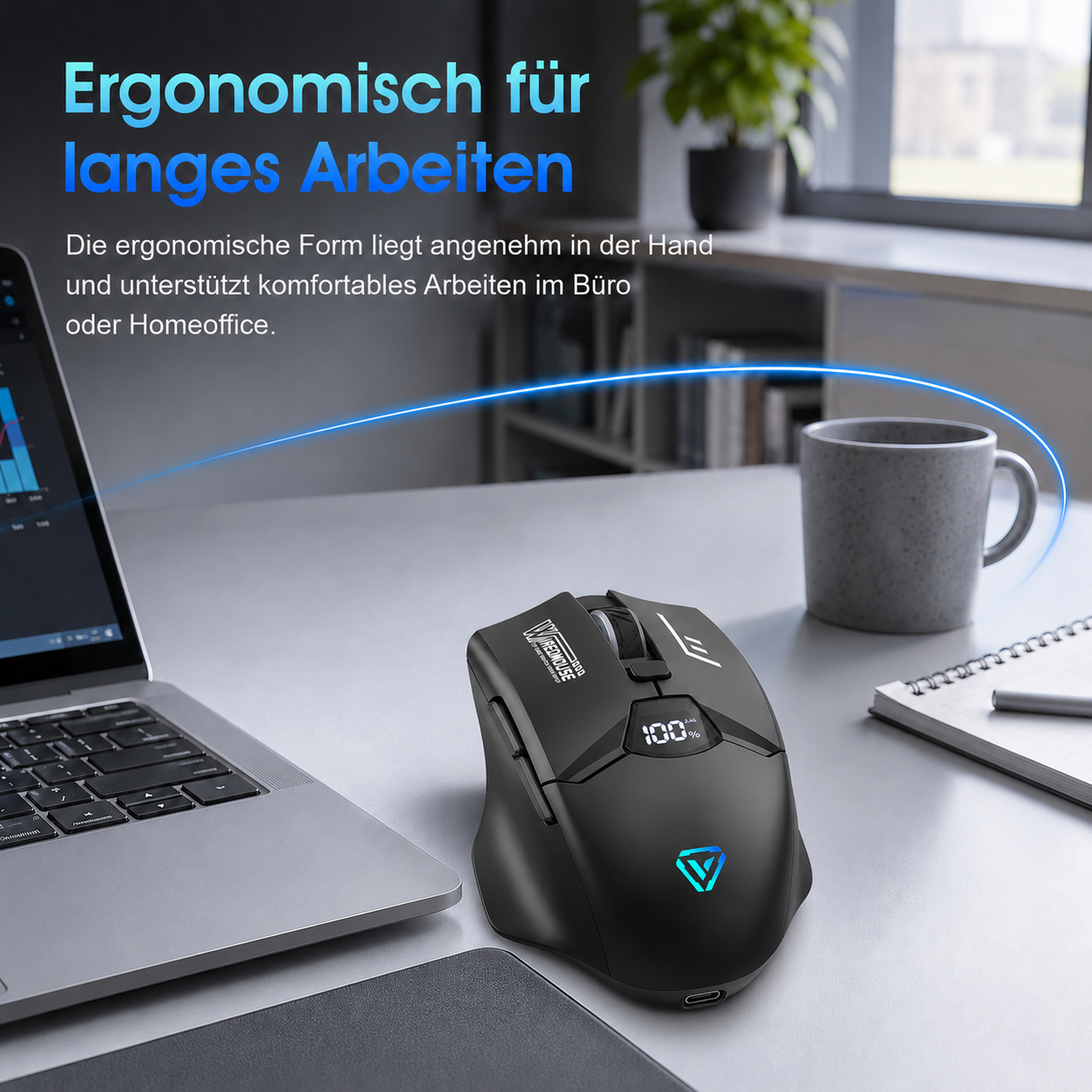 Ergonomische schwarze Computermaus mit Display auf einem Schreibtisch mit Laptop, Tasse und Notizbuch.