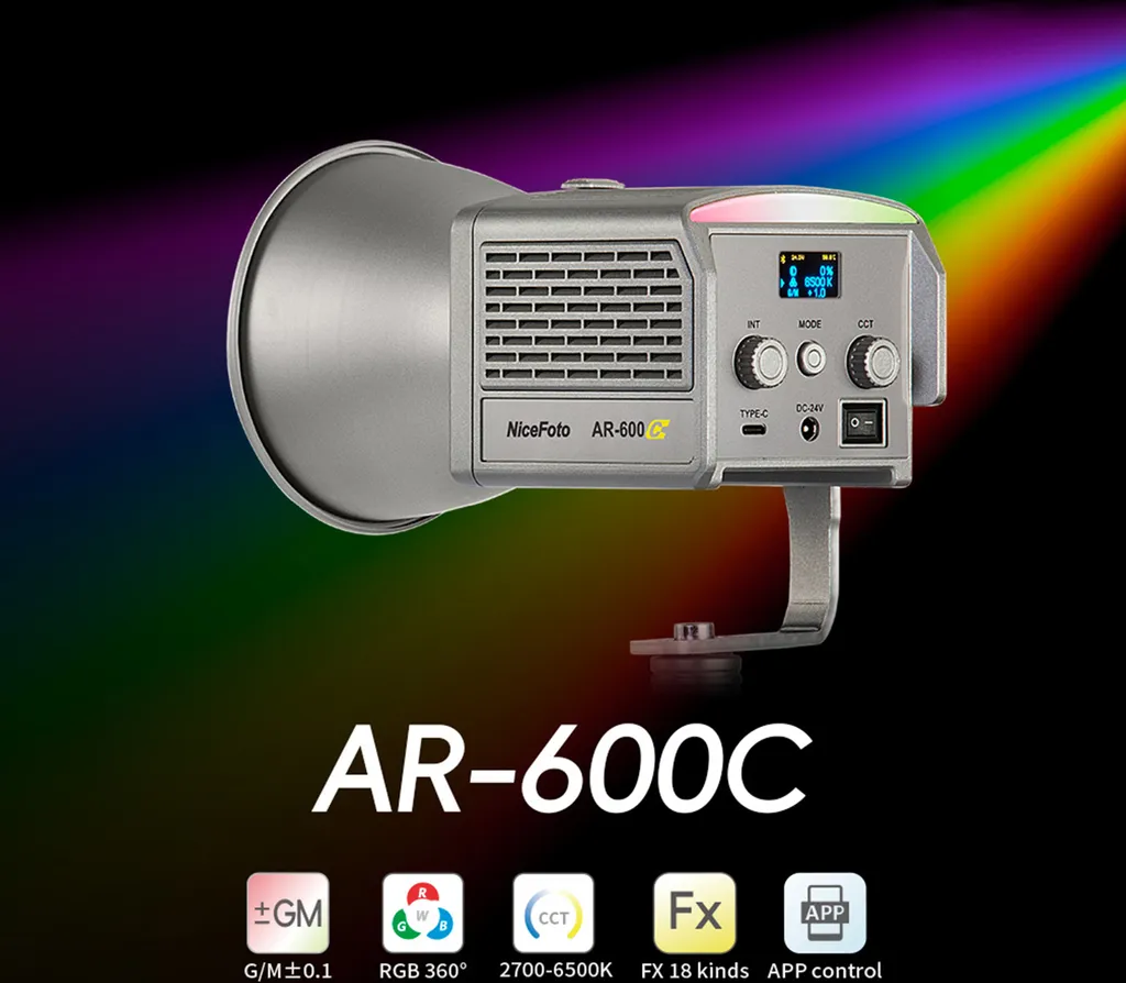 NiceFoto AR-600C LED-Studioleuchte vor regenbogenfarbenem Hintergrund mit Steuerelementen und Icons.