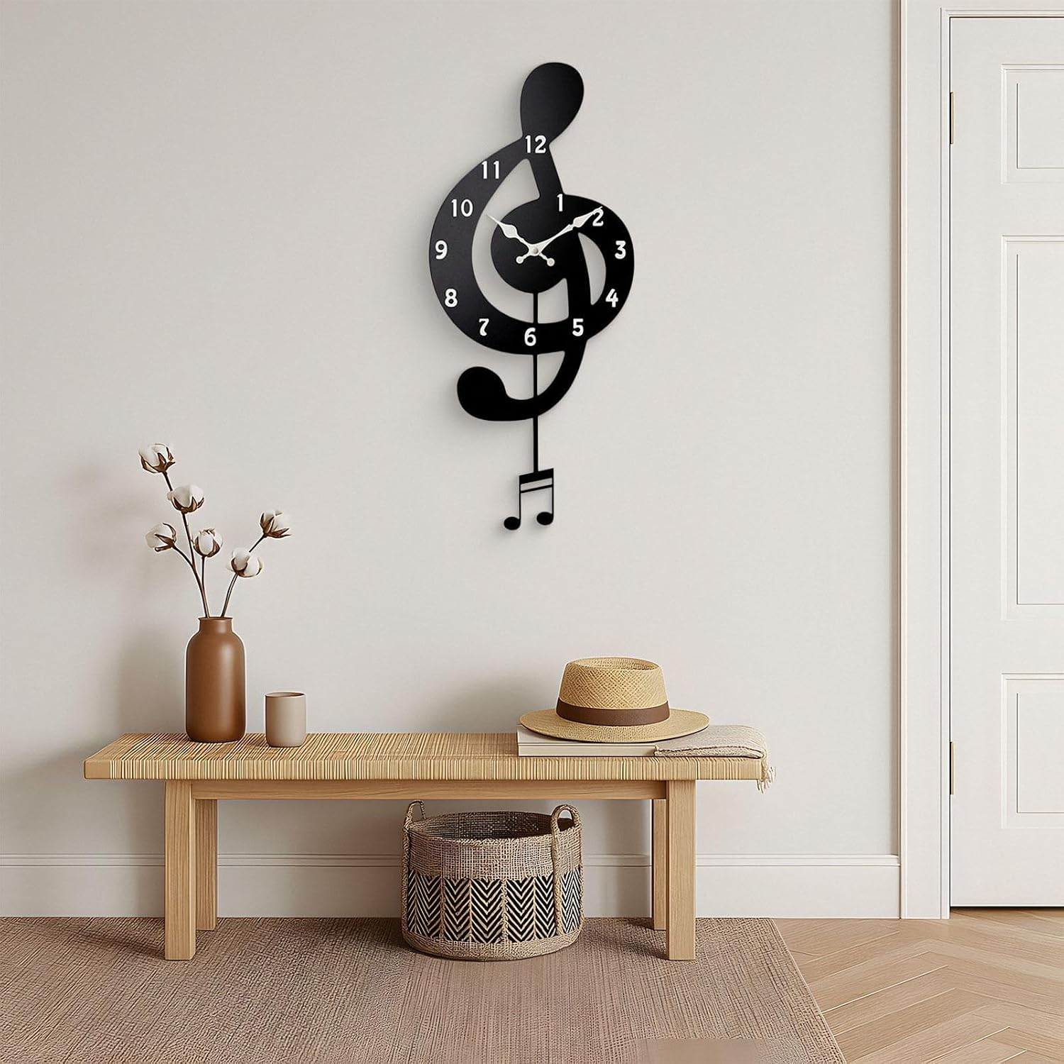 Eine Wanduhr im Notenschlüssel-Design hängt über einer Holzbank mit Vase, Hut und Korb.