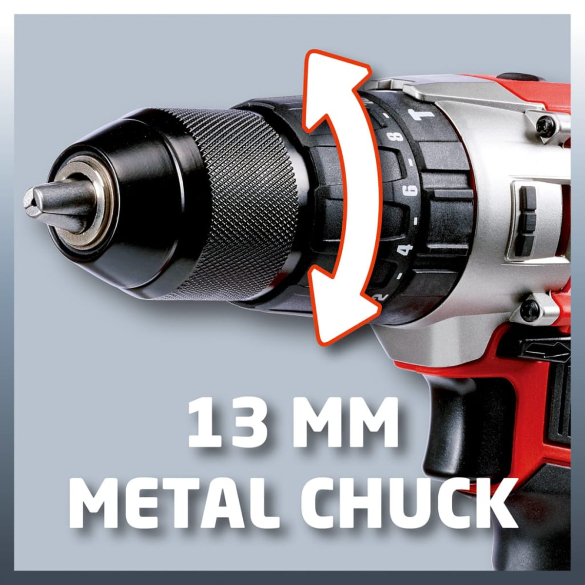 Primer plano de un portabrocas de metal de 13 mm en un taladro rojo con flechas.
