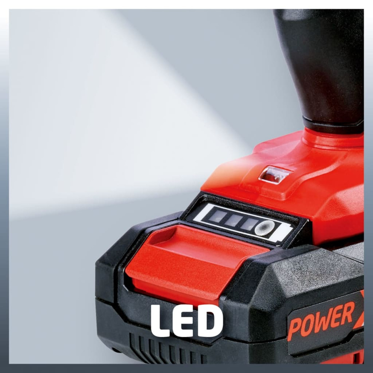 Batería roja y negra para herramienta eléctrica con indicador LED de carga sobre fondo claro.