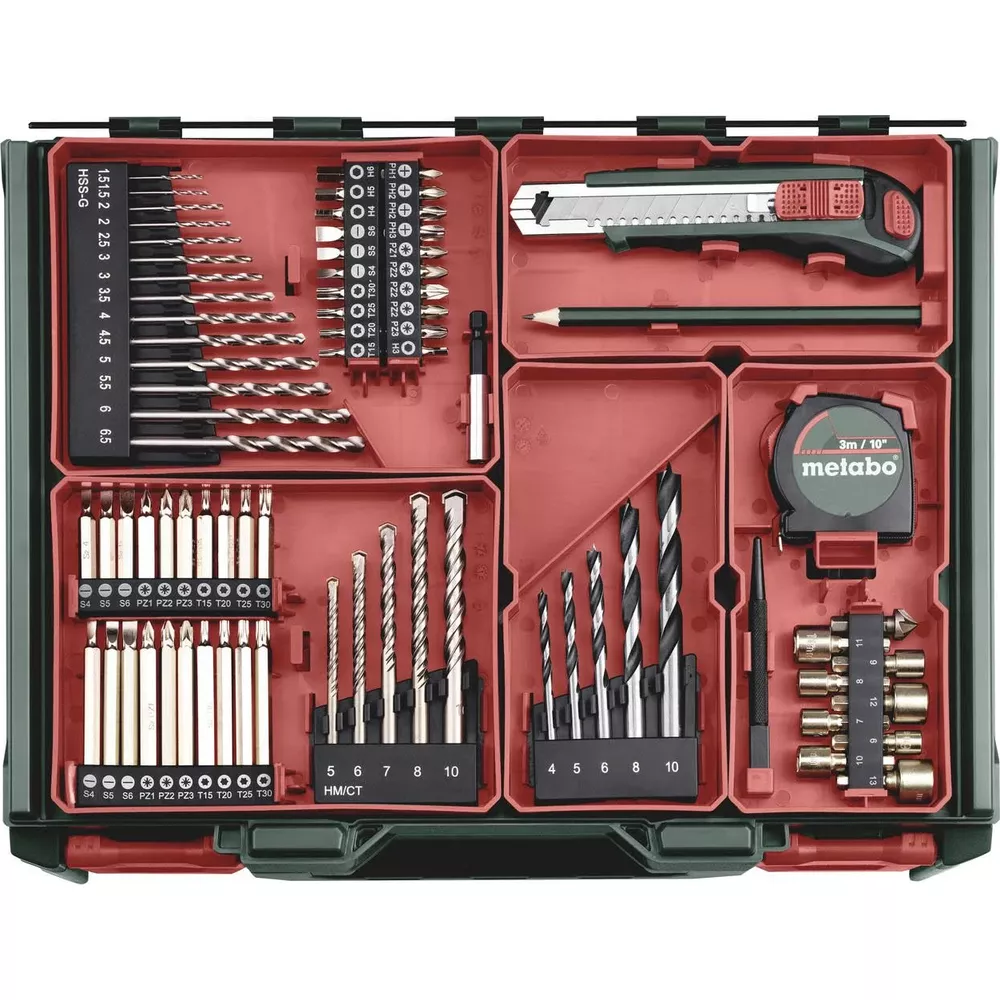Caja de herramientas roja y negra organizada con brocas, puntas, cinta métrica, lápiz y cúter.
