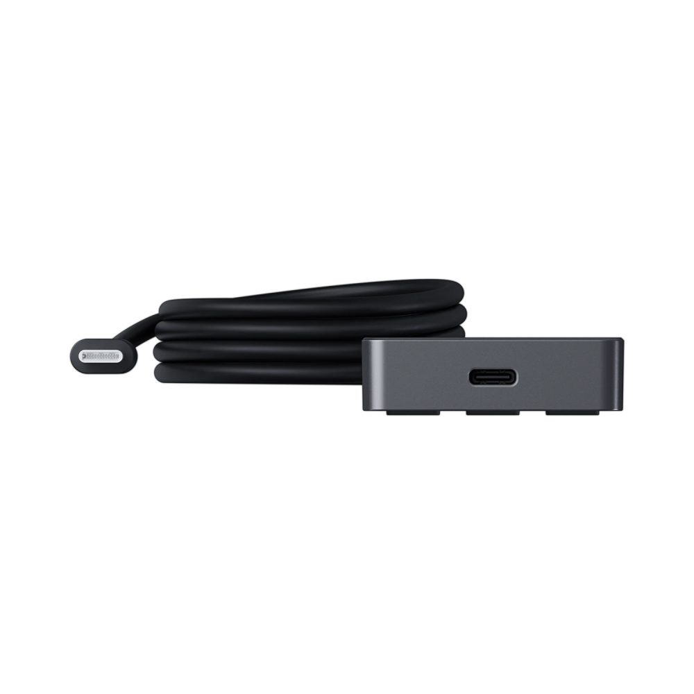 Un cavo USB grigio con connettore e un piccolo hub grigio su sfondo bianco.