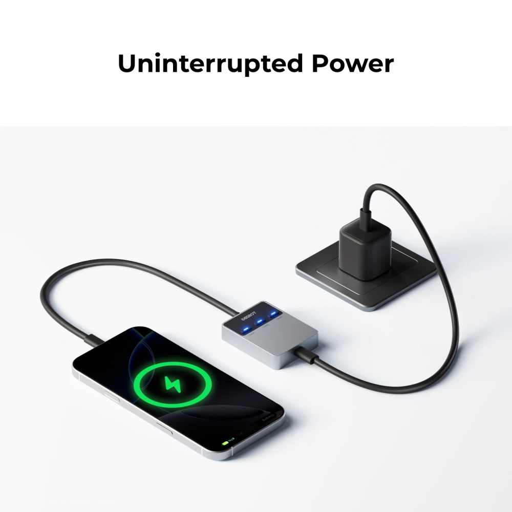 Uno smartphone è collegato a un alimentatore tramite un piccolo hub mentre si sta caricando.