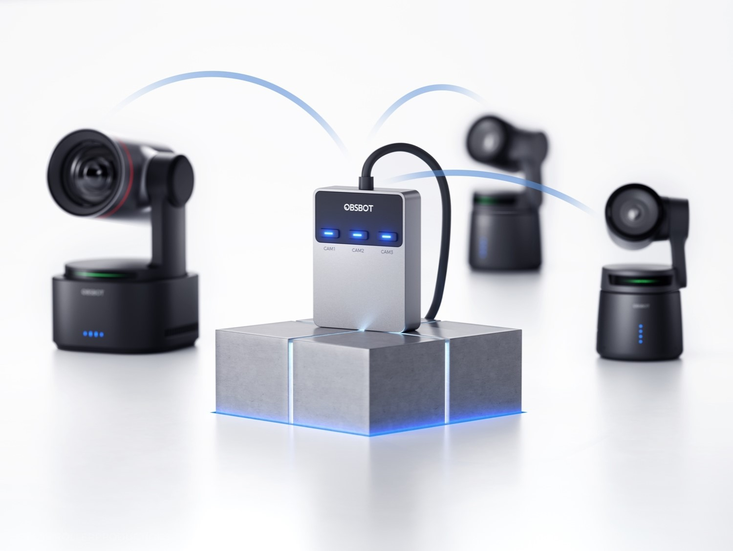 Un hub Obsbot si collega via wireless a tre telecamere PTZ nere su sfondo bianco.