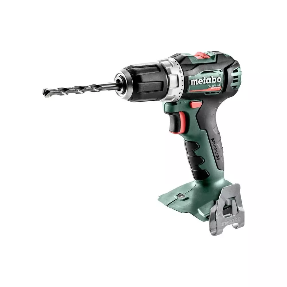 Trapano avvitatore a batteria Metabo verde e nero con punta elicoidale inserita su sfondo bianco.