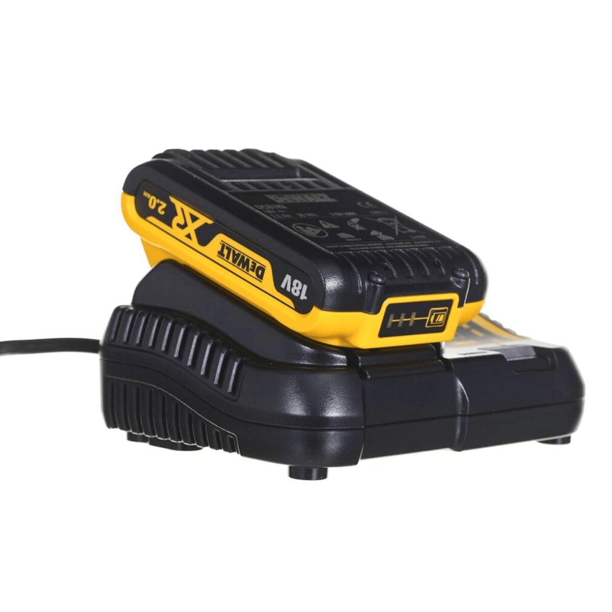 Une batterie DeWalt 18V XR jaune et noire repose sur une base de charge noire sur fond blanc.