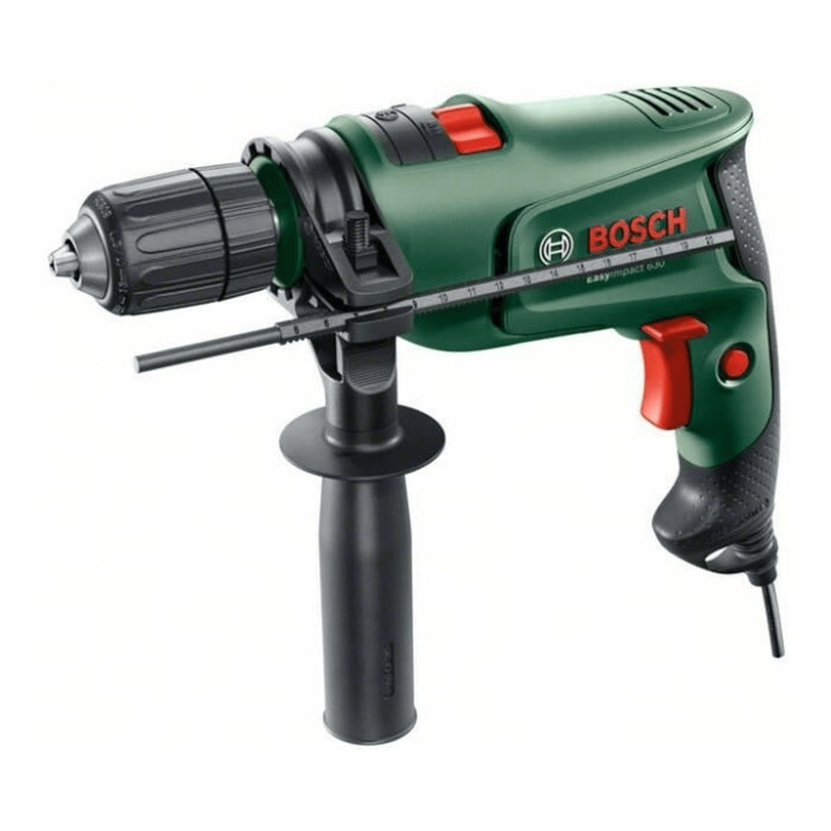 Un taladro percutor Bosch verde y negro con mango lateral y tope de profundidad sobre fondo blanco.