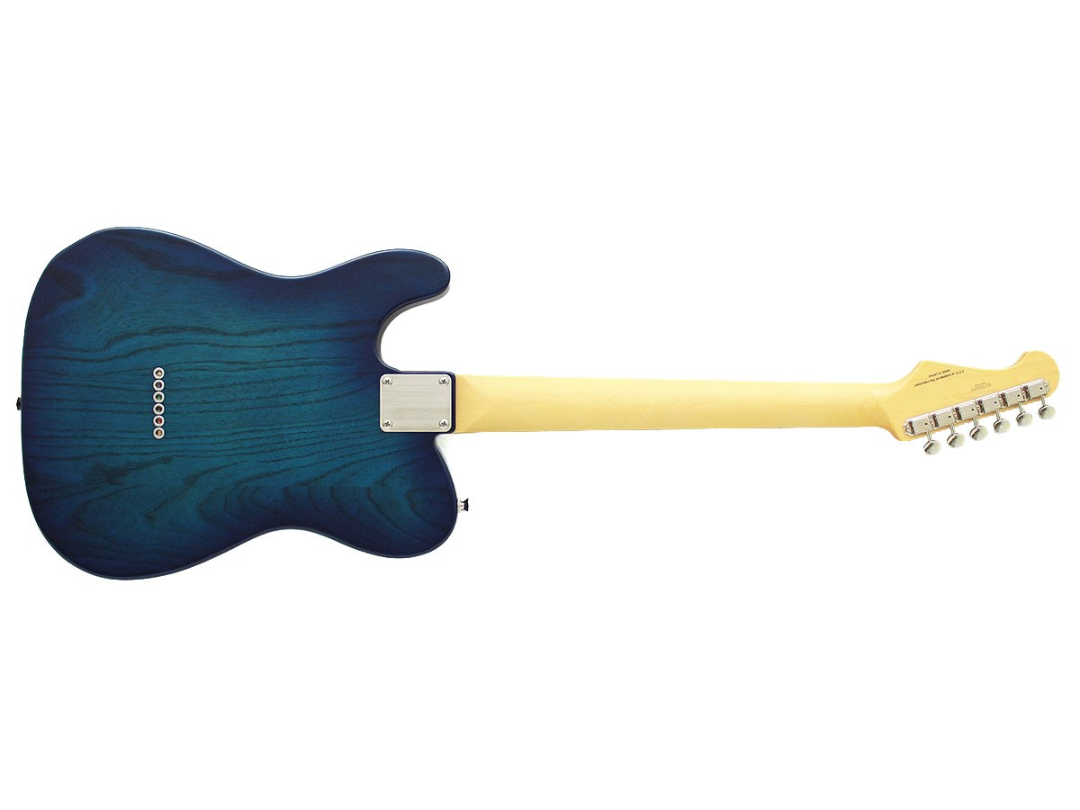 Beyaz arka planda mavi gövdeli ve açık ahşap saplı bir elektro gitarın arkası.