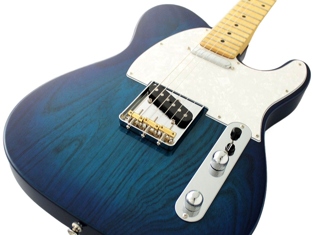 Beyaz arka planda beyaz pena korumalı ve akçaağaç saplı mavi elektro gitar.