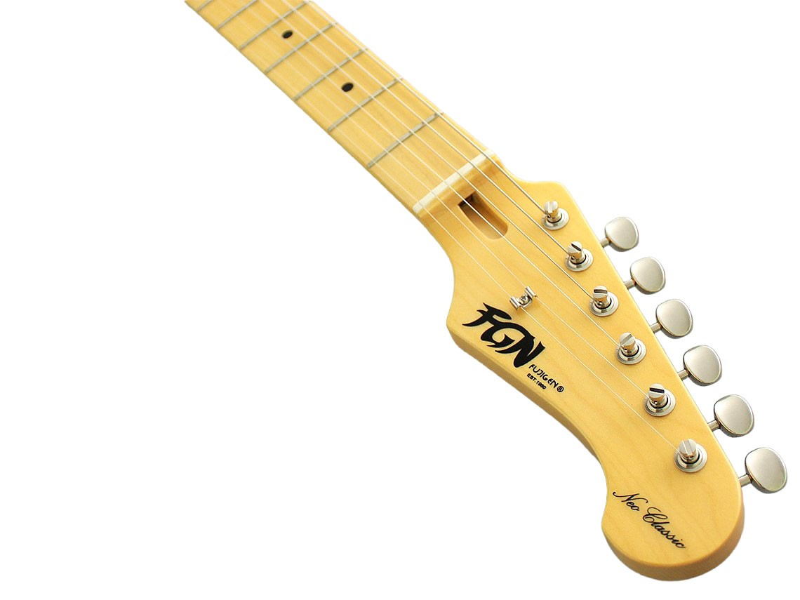 Beyaz arka planda bir FGN Neo Classic elektro gitarın açık akçaağaç klavyesi ve baş kısmının yakın çekimi.