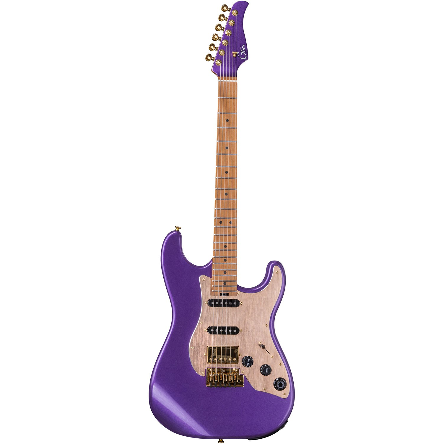 Beyaz arka planda açık ahşap pena korumalı, akçaağaç saplı ve altın donanımlı metalik mor elektro gitar.