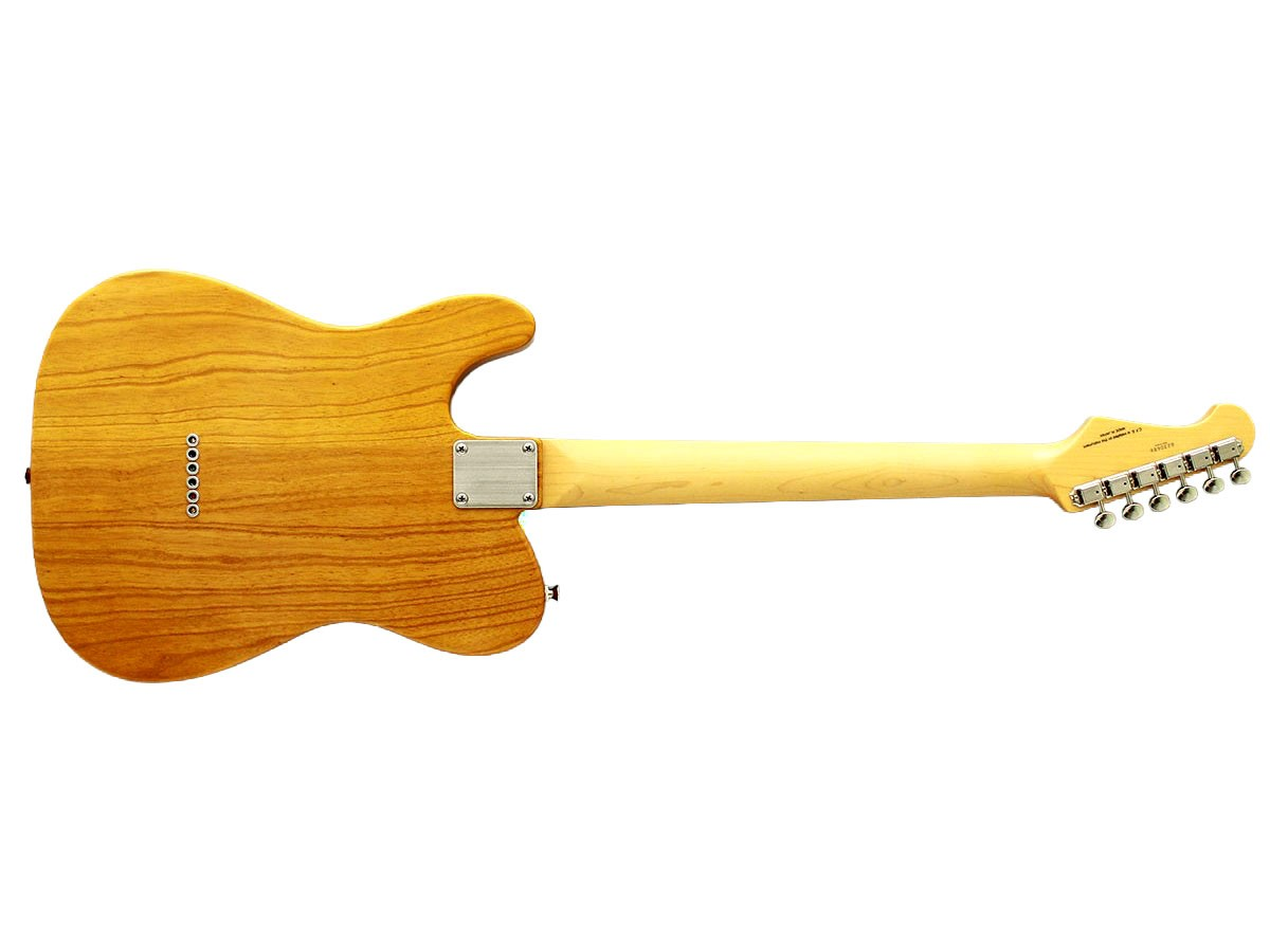 Beyaz arka planda açık ahşap damarlı gövdeye, akçaağaç sapa ve gümüş donanıma sahip bir elektro gitarın arka görünümü.