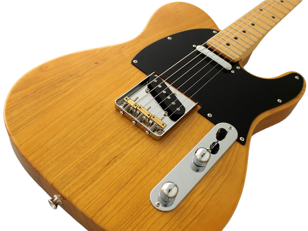 Beyaz arka planda siyah pençe korumalı ve krom kontrollü açık kahverengi elektrikli gitarın yakın planı.
