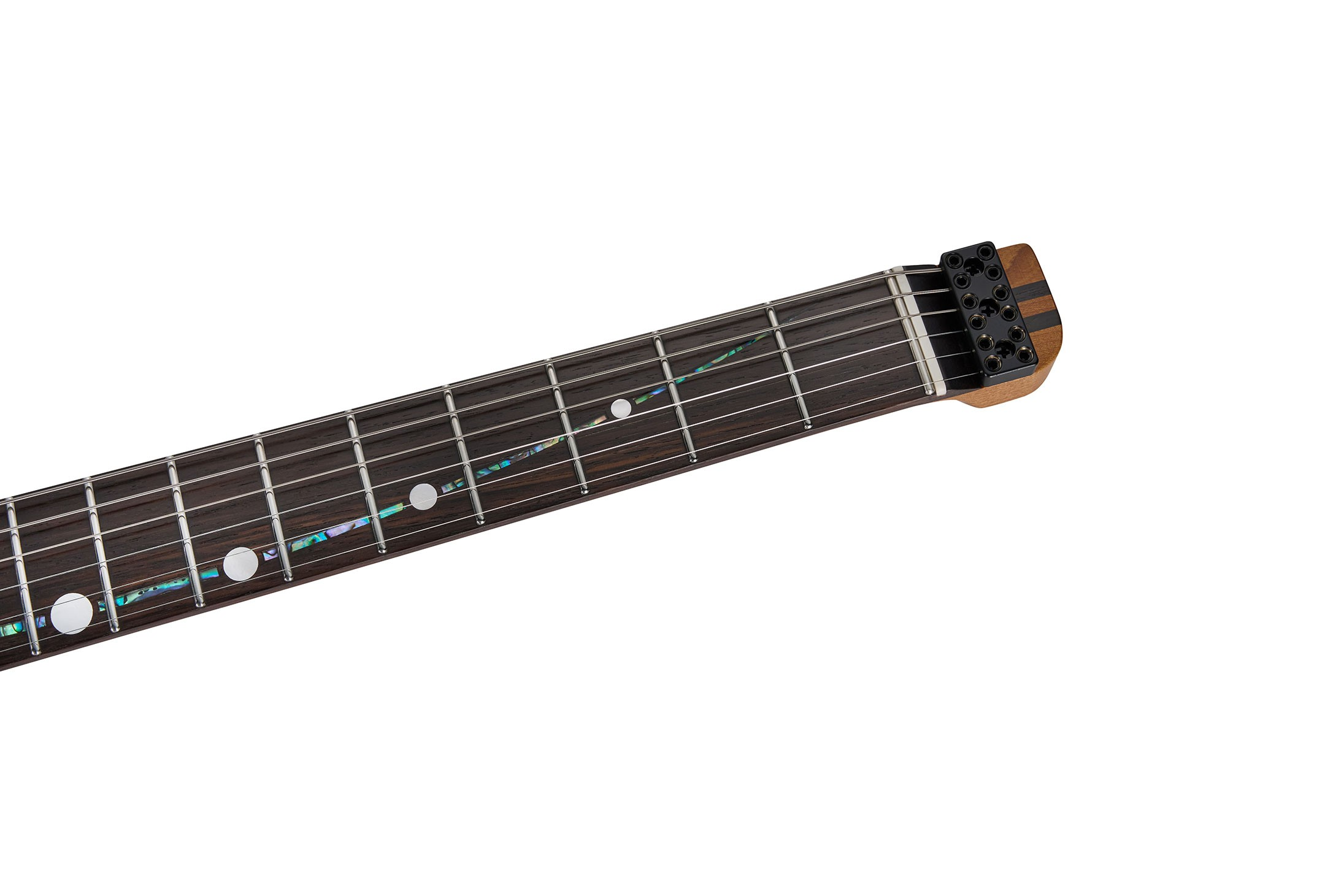Beyaz arka planda perde işaretleri ve donanımı olan bir gitar sapının yakın çekimi.