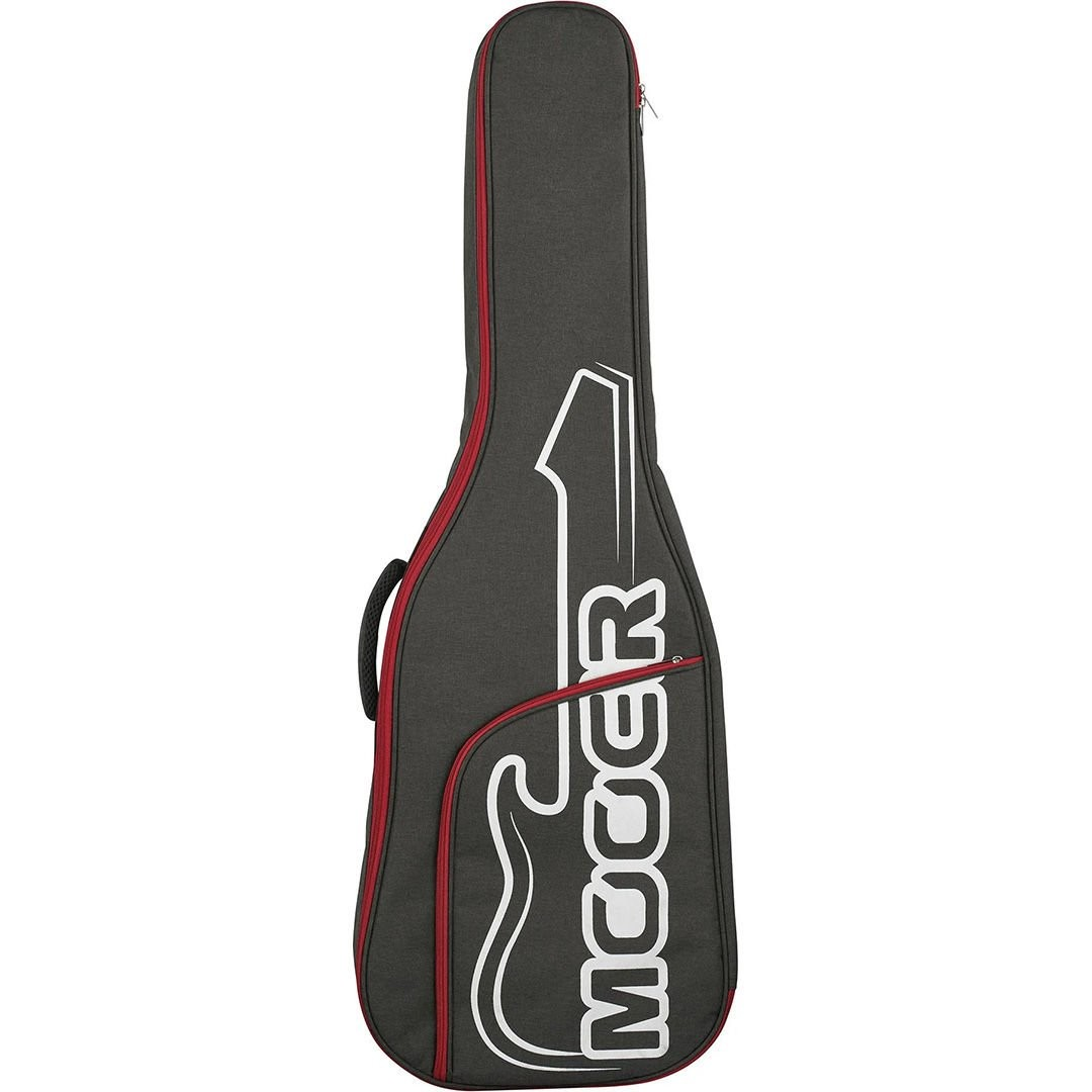 Beyaz arkaplanda kırmızı fermuarlı ve beyaz Mooer logolu siyah gitar kılıfı.
