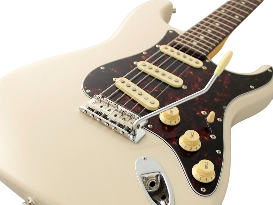Kaplumbağa kabuğu korumalı, üç alıcılı, düğmeli ve metal tremolo kollu beyaz elektro gitar.