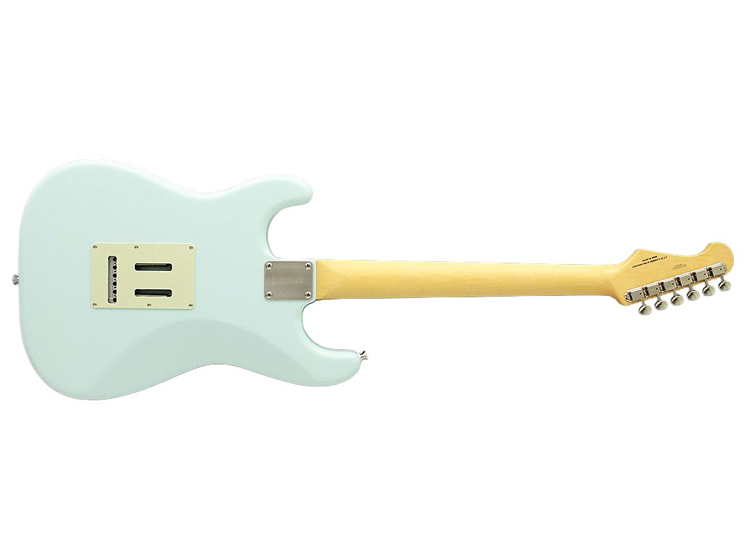 Ahşap saplı, köprü plakalı ve akort kulakçıklı açık mavi elektro gitarın arkadan görünümü, beyaz üstünde.