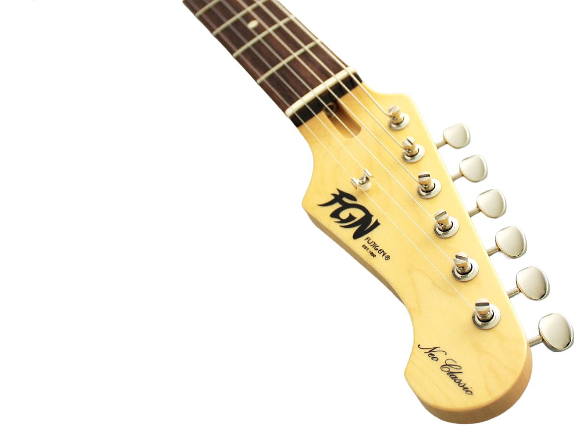 Beyaz arka plan üzerinde marka logolu bir elektro gitar sapının baş kısmının yakın planı.