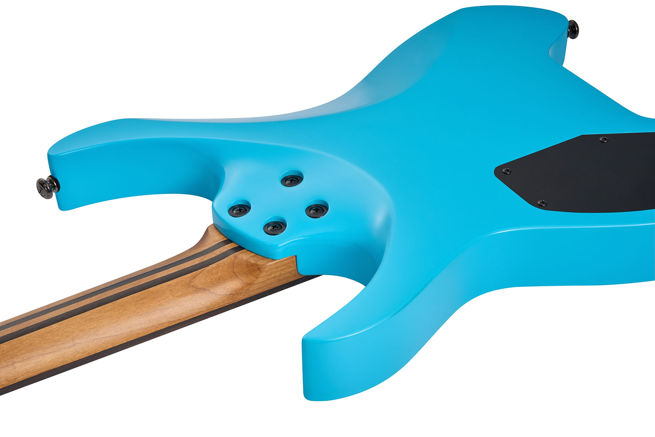 Beyaz arka planda cıvatalı ahşap sapı gösteren parlak mavi bir elektro gitarın arkası.