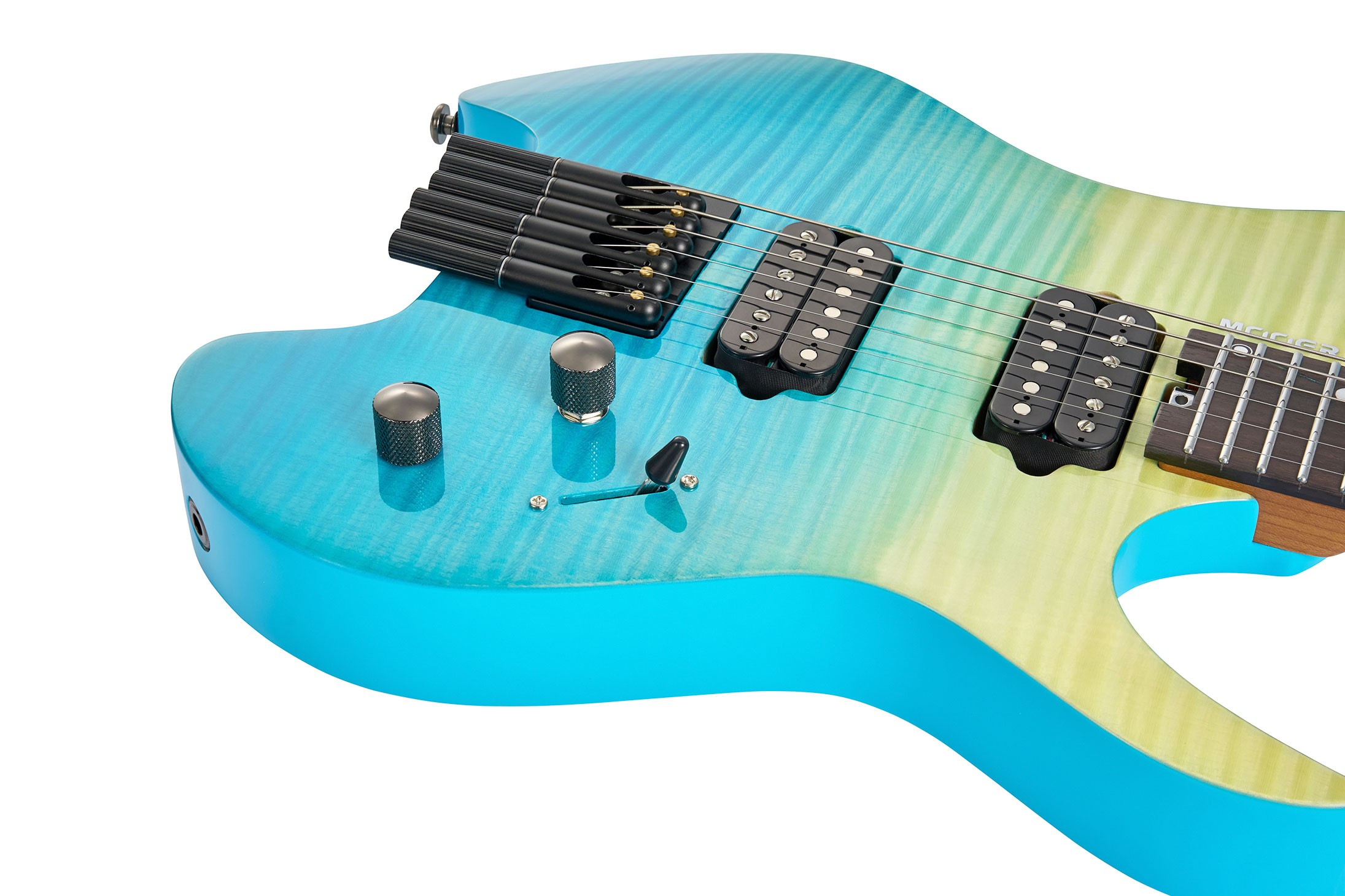 Beyaz arka planda siyah manyetikler, köprü ve kontrol düğmeleri olan turkuaz ve yeşil renkli bir elektro gitar gövdesinin yakından görünümü.