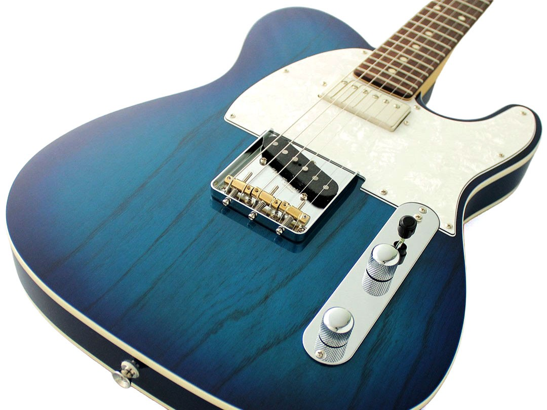 Beyaz arka planda beyaz pena korumalı ve gümüş düğmeli mavi elektro gitar.