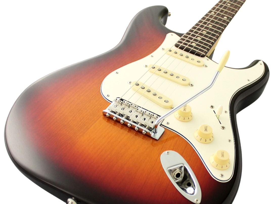 Beyaz arka planda beyaz pena koruması, krom köprü, tremolo kolu ve krem düğmeleri olan sunburst elektro gitar gövdesi.