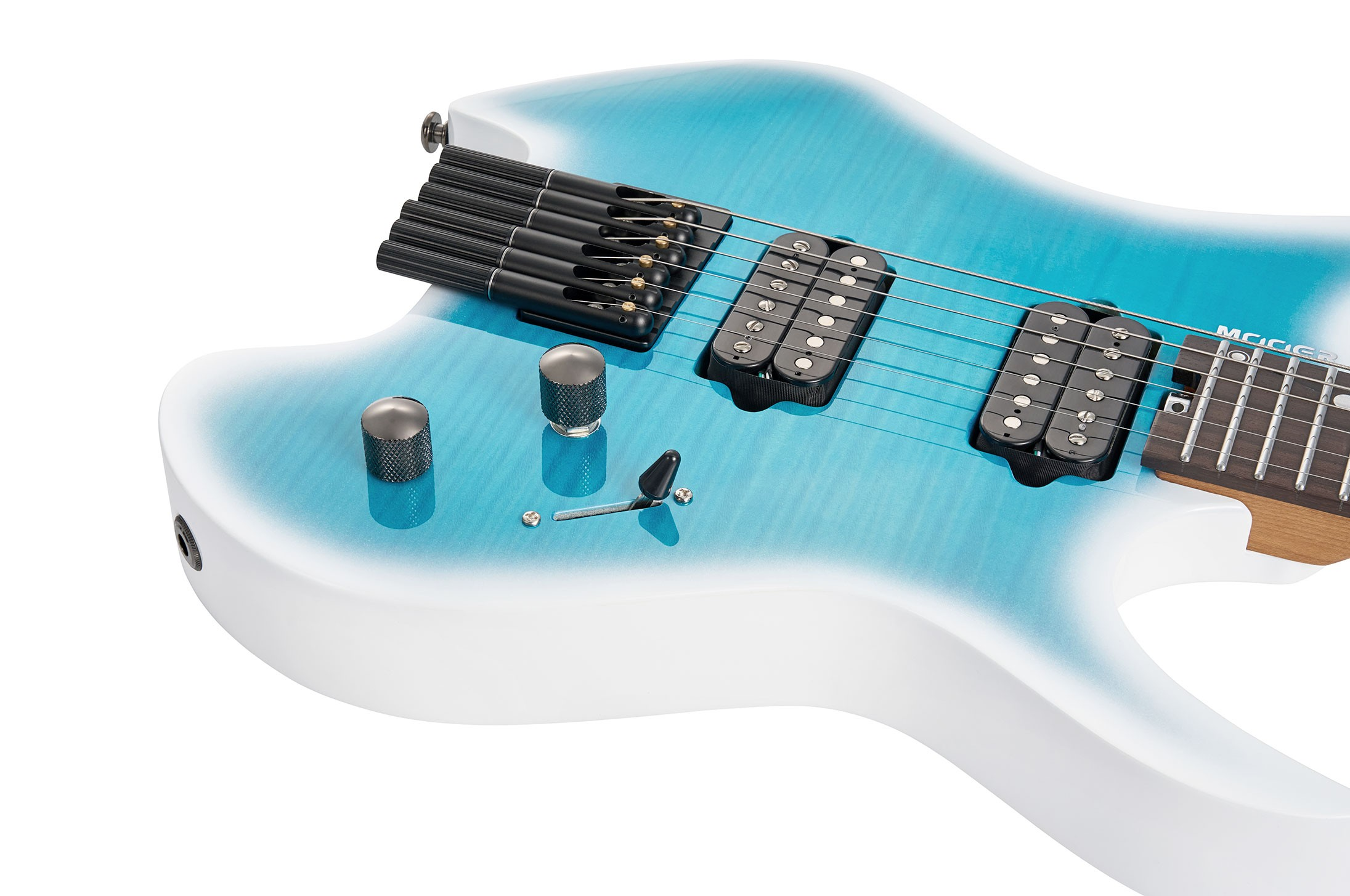 Kapsız köprülü, çift mıknatıslı ve metal düğmeli mavi-beyaz bir elektro gitar gövdesinin yakın çekimi.