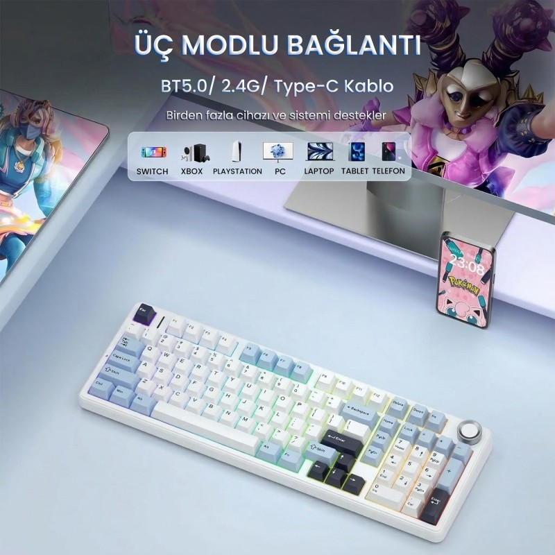 Arka planda oyun monitörleri olan bir masada beyaz ve mavi mekanik klavye.