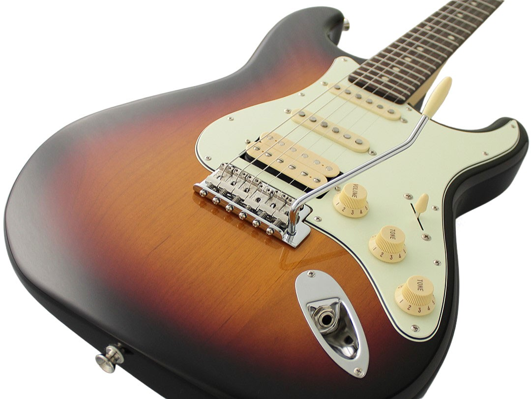 Penalık, mıknatıslar, düğmeler, köprü ve jak girişini gösteren sunburst elektro gitar gövdesinin yakın planı.