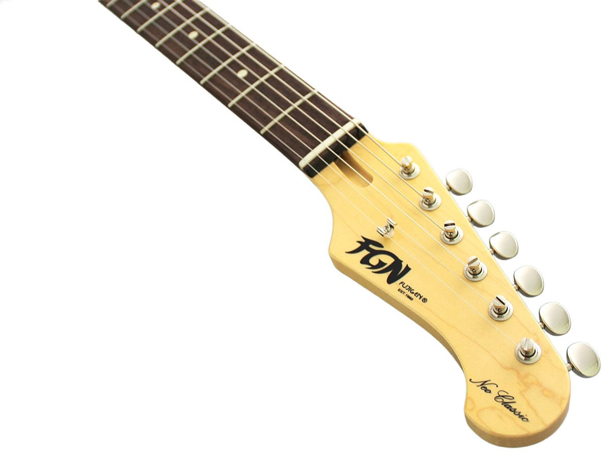 Açık renk ahşap üzerinde altı akort burgusu ve FGN logosu olan bir elektro gitarın başlığı ve sapı.