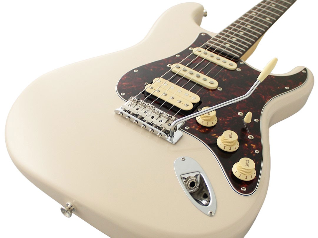 Beyaz arka planda kaplumbağa kabuğu pena korumalı, üç mıknatıslı ve krom tremolo kollu krem beyaz elektro gitar.