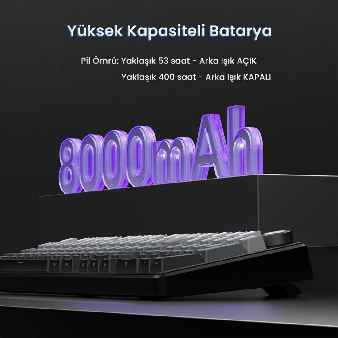 Mor parlayan harflerle 8000mAh yazan bir ekranın önünde duran bir klavye.