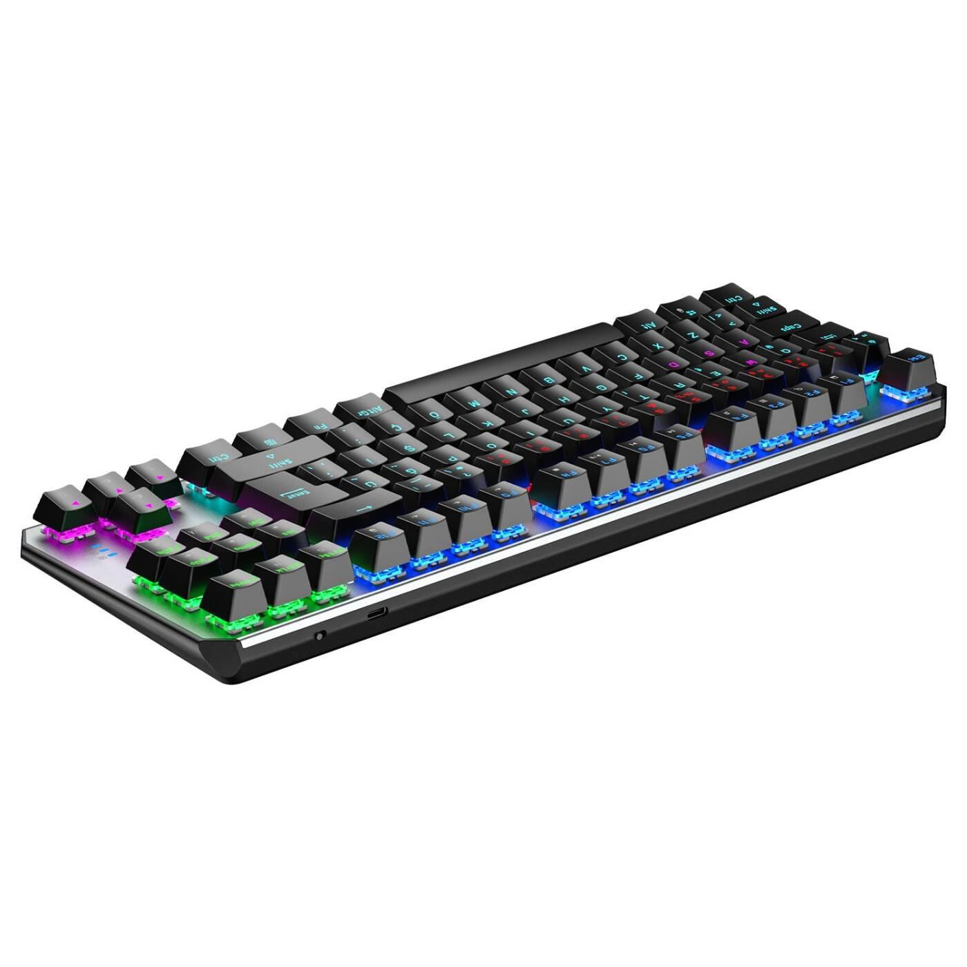 Beyaz arka plan üzerinde renkli RGB arka aydınlatmalı siyah mekanik klavye.